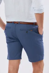 Bermuda clásica de corte recto, con bolsillos laterales y traseros, confeccionada en mezcla de lino y algodón.