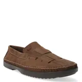 Mocasines de hombre estilo náutico confeccionados en cuero gamuzado color marrón. Presentan costuras reforzadas en el contorno, aberturas laterales para mayor ventilación y un aplique metálico con logo en el lateral. Cuentan con suela de goma flexible y antideslizante.