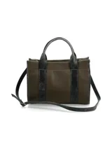 Cartera de mano color verde oliva con textura graneada, detalles en cuero gris oscuro con efecto desgastado, doble asa superior y correa larga ajustable. Presenta dos bolsillos frontales verticales con cierre metálico y placa con logo de la marca.