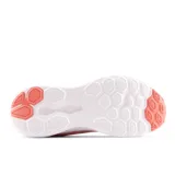 Championes New Balance 411v3 de dama color salmón con logo plateado, ideales para running.