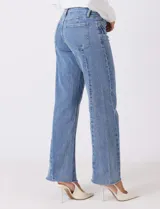 Jean recto de mujer, color azul claro, con pretina con pasadores, botón y cierre. Cuenta con bolsillos delanteros y traseros, y costura lateral asimétrica.