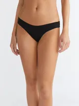 Bombacha clásica negra de algodón elástico, con talle medio y parte delantera en forma de V.