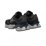 Championes New Balance 9060 negros con detalles en gris y blanco.