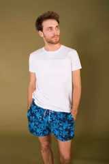 Short de baño azul marino con estampado de flores celestes, cintura elástica regulable con cordón y bolsillos laterales.