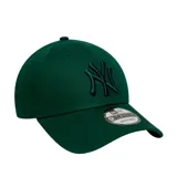 Gorro New Era 9FORTY de los New York Yankees, color verde oscuro, con logo bordado en el frente y visera curva. Ajustable en la parte trasera.
