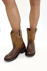 Botas tejanas de cuero vacuno color marrón con apliques de gamuza color camel y bordados en hilo blanco.