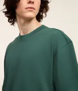 Remera de corte relaxed y mangas cortas, confeccionada en algodón de efecto pesado, con cuello redondo y diseño liso en color gris.