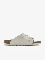 Sandalias Birkenstock Zurich color blanco hueso, con dos correas ajustables con hebilla y plantilla anatómica de corcho y látex.