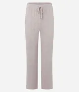 Conjunto de pijama de tres piezas confeccionado en tricot, compuesto por una blusa de cuello redondo, un pantalón de corte recto con cintura elástica y una bata larga abierta. Presenta una textura suave y fluida en color beige.