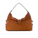 Bolso de hombro tipo hobo de gamuza color marrón coñac, con correa delgada negra y herrajes dorados. Presenta un gran dije metálico con el logo 'G' de Guess en el centro frontal.