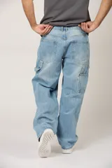 Pantalón jean baggy de color celeste, con bolsillos laterales estilo carpintero, diseño amplio y tiro medio.