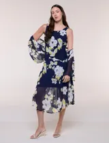 Conjunto de dos piezas en gasa azul marino con estampado floral en tonos blancos y amarillos, compuesto por un vestido midi sin mangas con forro y una capa ligera de mangas amplias.