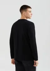 Camiseta unisex de manga larga color beige, con escote en V.