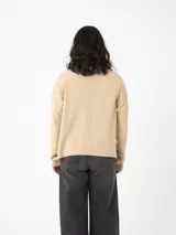 Sweater crop color marrón topo de tejido fino, con bolsillo en el lateral izquierdo.