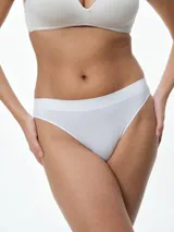 Bombacha tipo bikini de tiro bajo confeccionada en microfibra seamless, diseñada para un ajuste suave y sin marcas. Cuenta con fundillo de algodón para mayor frescura.