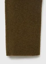 Jersey de punto fino en color verde militar, con cuello polo, cierre frontal de botones y diseño acanalado de manga larga y corte entallado.
