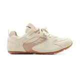 Championes deportivos color beige con detalles en marrón claro y suela de goma color caramelo.