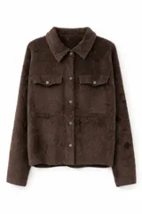 Campera de textura afelpada tipo peluche, color marrón chocolate, con cuello camisero, cierre frontal con botones a presión y dos bolsillos frontales con solapa.