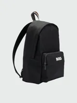 Mochila de color negro con correas ajustables y asa superior. Presenta un bolsillo frontal con cierre y el logo de BOSS en blanco en la parte inferior derecha del bolsillo. El asa superior tiene un detalle de cinta con rayas beige y negras.