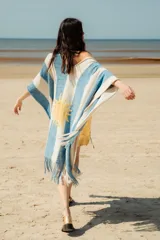 Ruana tejida en hilo de algodón con rayas horizontales anchas en color verde y blanco, con flecos en el borde inferior.