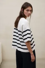 Sweater de punto de manga corta y corte amplio, con cuello redondo, hombros caídos y diseño de rayas horizontales en contraste.