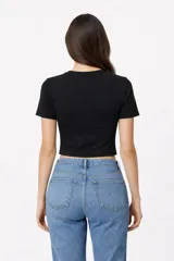 Remera de manga corta confeccionada en una mezcla de algodón y elastano, con diseño al cuerpo y cuello redondo.