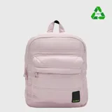 Mochila acolchada de diseño clásico en color rosado, fabricada con material reciclado rPET. Cuenta con un compartimento principal amplio, bolsillo frontal con cierre, correas acolchadas ajustables y etiqueta de marca en la parte inferior.