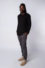 Buzo de manga larga con cuello redondo, confeccionado en tela tipo waffle de color beige. Presenta un corte long-fit con ruedo redondeado, ofreciendo un estilo relajado y moderno.