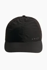 Gorra deportiva negra con paneles laterales y traseros perforados para ventilación, visera curva y detalle del texto 'MOVE' en el lateral frontal.
