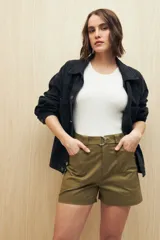 Short color marrón con cinturón, de corte recto y bolsillos delanteros y traseros.