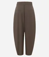 Pantalón de sastrería color marrón, de tiro medio y diseño barrel, con recortes frontales estructurados y cintura con pasantes.