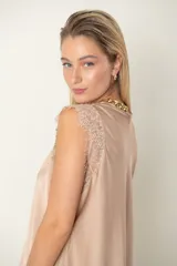 Blusa italiana de satén de seda, color beige, con escote en V y detalles de encaje en el pecho y los hombros, de corte holgado y sin mangas.