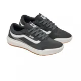 Championes Vans modelo UltraRange, color negro con detalles en blanco y gris. Presentan diseño de caña baja, con suela de goma color caramelo y entresuela blanca. Incluyen la icónica franja lateral de la marca y cordones grises.