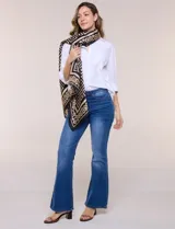 Pashmina de satén con estampado geométrico en tonos negros, beige y dorados, de forma rectangular y gran tamaño.