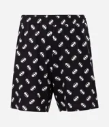 Pijama para hombre de dos piezas confeccionado en algodón, compuesto por una remera de manga corta a rayas horizontales con el logo de Batman en el pecho y un short negro con estampado integral de símbolos de Batman.