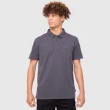 Remera tipo polo de manga corta, color gris oscuro, confeccionada en algodón orgánico. Presenta cuello clásico, cierre frontal de tres botones y un bolsillo aplicado en el pecho con detalle bordado.