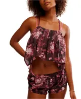 Conjunto de pijama floral con top corto de tirantes finos y short con cintura elástica.