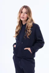 Buzo tipo canguro de felpa color marrón, con capucha ajustable mediante cordones y bolsillo frontal tipo canguro.