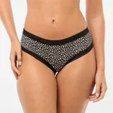 Pack de tres shortys de microfibra, compuestos por una bombacha lisa en color negro y dos con estampado animal print. Todas las prendas cuentan con detalles de encaje negro en la cintura y en las piernas.