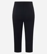 Pantalón capri negro de malla crepé, con pliegues delanteros y sin estampado.
