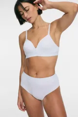 Sostén blanco con copas triangulares, elástico en el bajo busto y breteles ajustables.