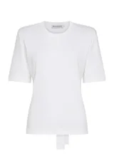 Remera blanca de tejido de punto, corte recto, cuello redondo, manga corta y cierre de lazo en la espalda.