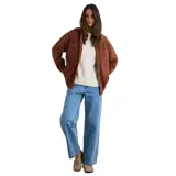 Campera tipo shacket de polar color marrón, con cierre frontal de botones, cuello clásico y dos bolsillos frontales a la altura del pecho.