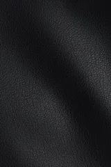 Short pollera mini de tejido revestido con diseño cruzado en el frente y cierre lateral oculto.