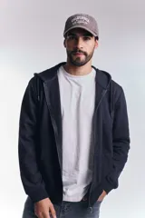 Campera deportiva de color azul marino con cierre frontal completo, capucha con cordones ajustables y puños acanalados.
