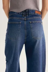 Jean de denim celeste con lavado claro y efecto desteñido, de tiro alto y corte ancho con dobladillo vuelto en los tobillos.