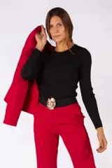 Sweater de punto fino en color negro con sutil acabado brillante, cuello redondo y mangas largas.