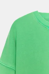 Sudadera de algodón color verde brillante con efecto lavado, cuello redondo con detalle de costura triangular, manga larga y acabados en rib.