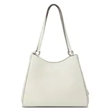 Cartera tipo tote de Guess en color blanco crema, confeccionada en símil cuero con estampado gofrado del monograma de la marca. Cuenta con dos asas largas para el hombro, herrajes metálicos plateados, un charm colgante tipo monedero y el logo triangular de Guess en la parte frontal.