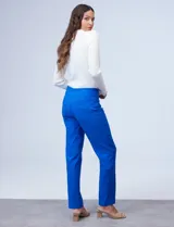 Pantalón de vestir azul eléctrico, de corte recto, con bolsillos simulados en la parte delantera y bolsillos aplicados en la parte trasera.